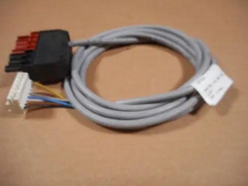 Brennerkabel von Remeha mit mehreren bunten Leitungen und einem schwarzen Stecker. Das Kabel verfügt über einen weißen Anschluss.